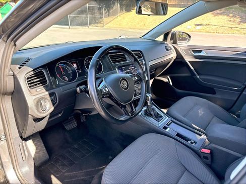 Used 2019 Volkswagen e-Golf SE w/ Driver Assistance Package FWD image 17