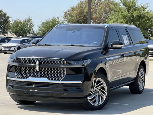 New 2025 Lincoln Navigator L Reserve image 2