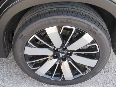 New 2025 Mitsubishi Outlander SE image 6