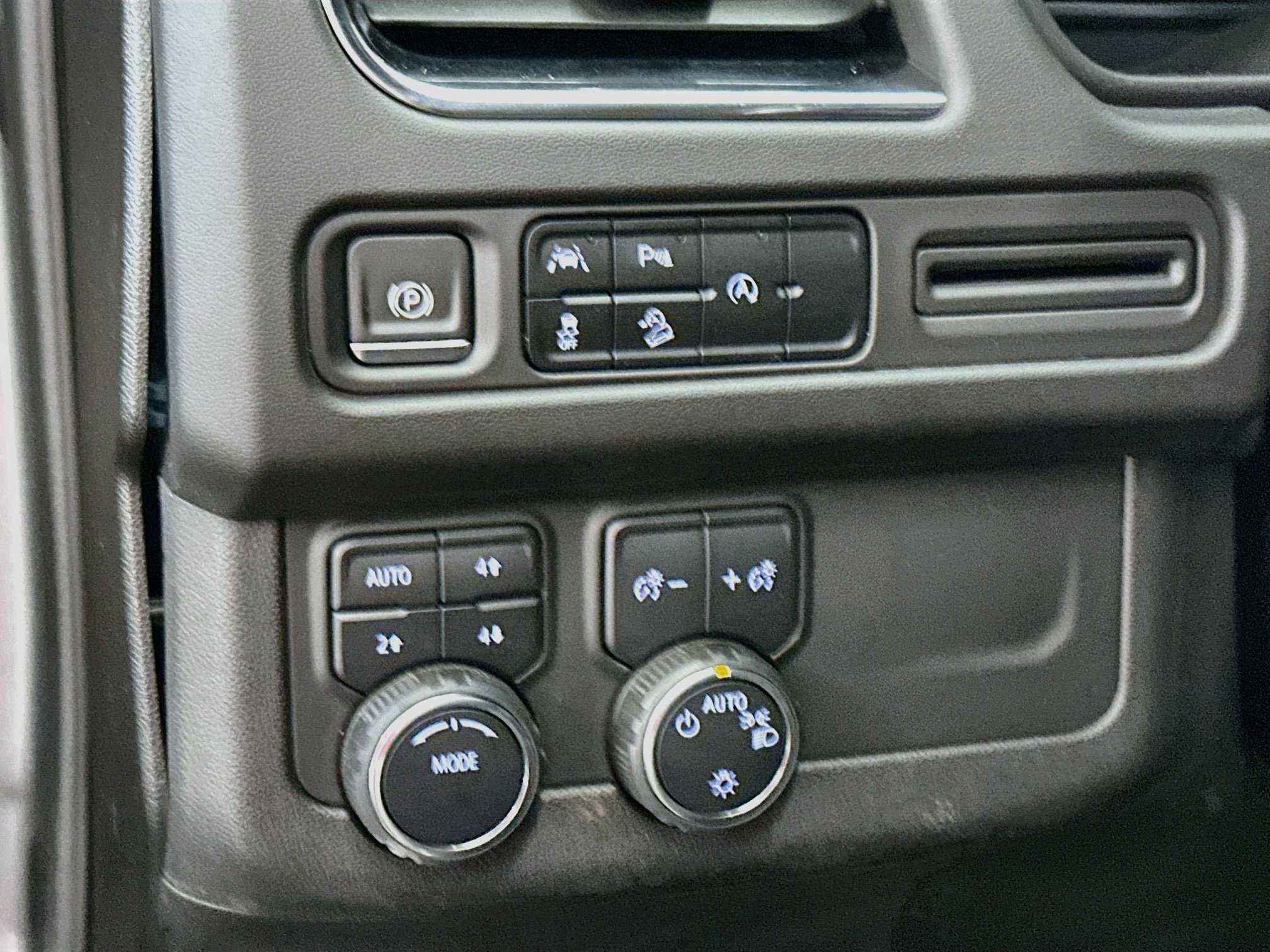 Used 2023 Chevrolet Suburban Premier AWD/4WD image 17