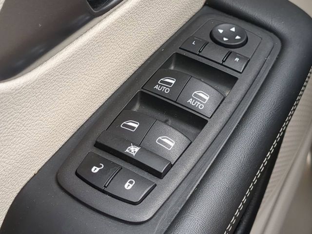 Used 2024 Chrysler Pacifica Limited FWD image 23
