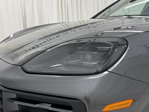 Used 2024 Porsche Cayenne Coupe AWD/4WD image 17
