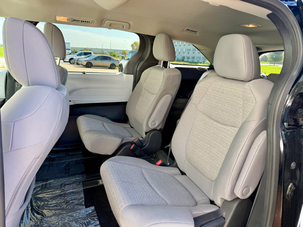 Used 2025 Toyota Sienna LE FWD image 12