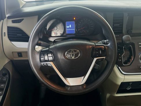 Used 2017 Toyota Sienna LE image 17