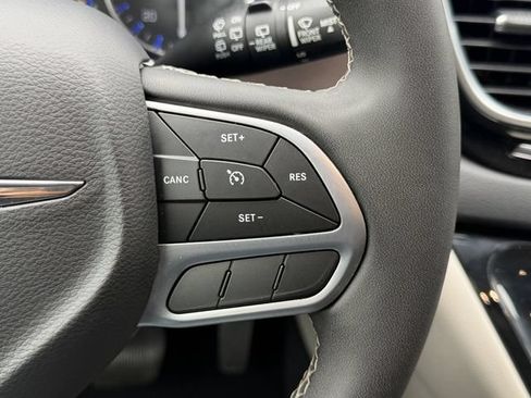 Used 2023 Chrysler Voyager LX FWD image 9