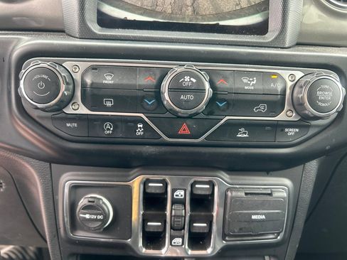 Used 2022 Jeep Wrangler Unlimited Sahara AWD/4WD image 26