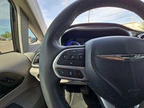 Used 2022 Chrysler Pacifica Touring-L FWD image 11