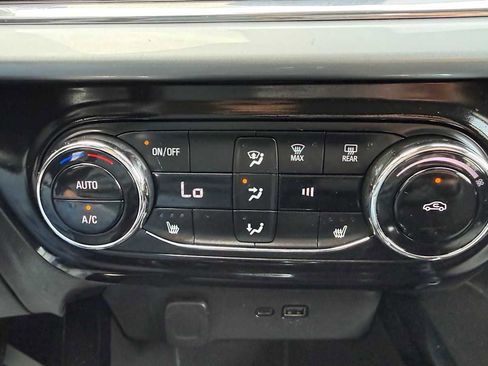 Used 2025 Chevrolet Trax LT w/ LT Convenience Package FWD image 23