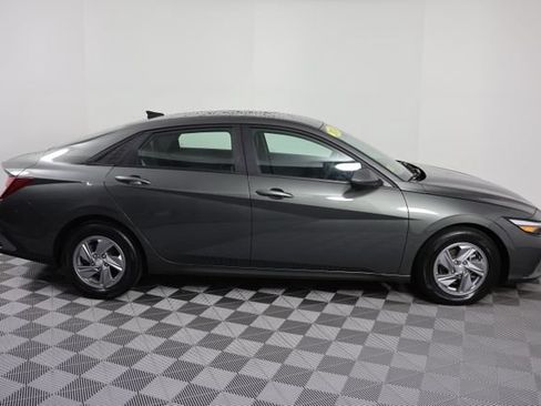 Certified 2024 Hyundai Elantra SE FWD image 9