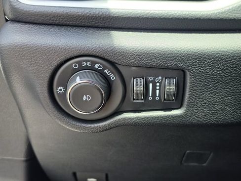 Used 2024 Chrysler Pacifica Limited w/ Uconnect Theater Family Group FWD image 40