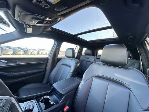 New 2025 Jeep Grand Cherokee Limited w/ Black Appearance Package image 16