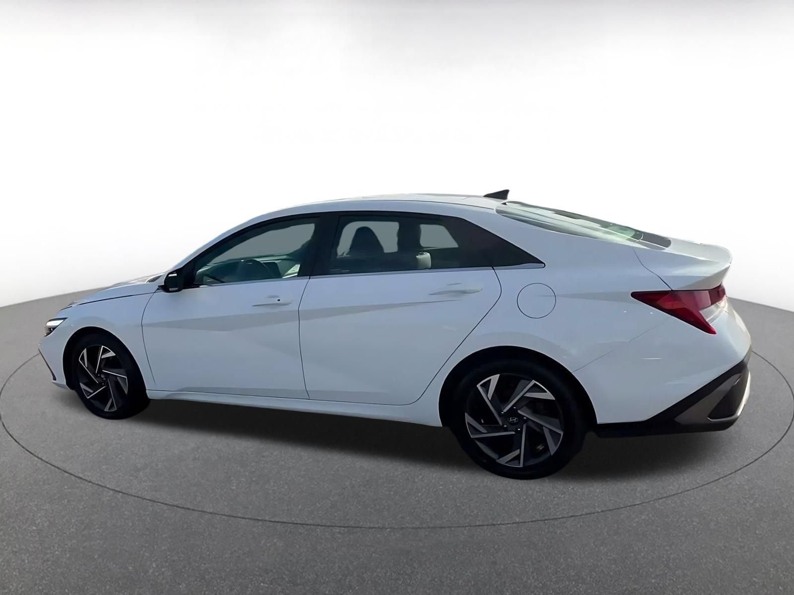 Used 2025 Hyundai Elantra SEL FWD image 9