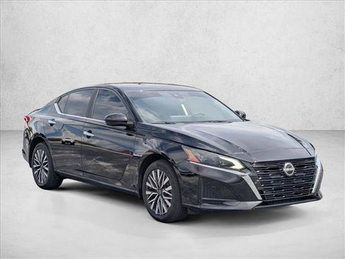 Used 2024 Nissan Altima 2.5 SV w/ SV Premium Package AWD/4WD image 3