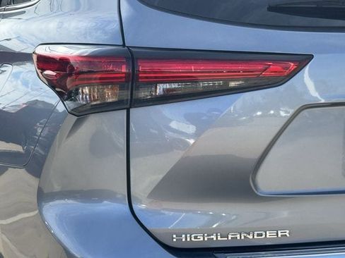Used 2021 Toyota Highlander Limited image 6