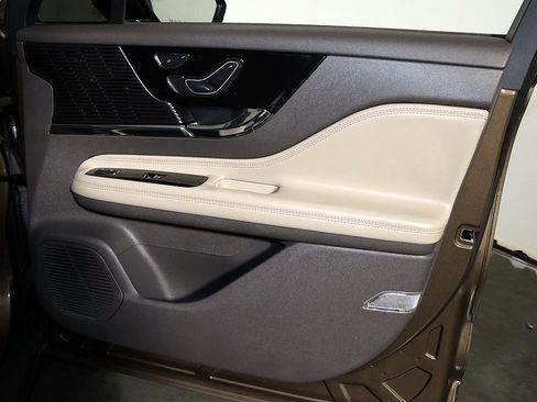 Used 2022 Lincoln Corsair AWD w/ Premium Package image 34