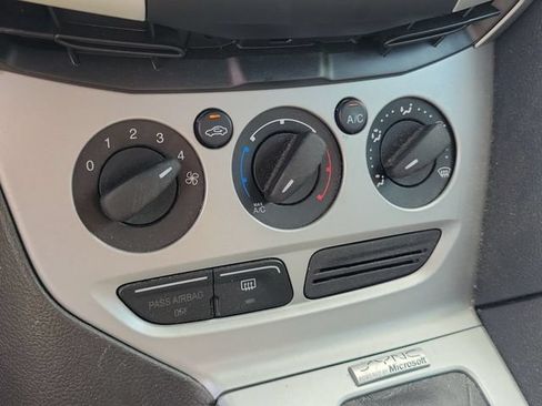 Used 2014 Ford Focus SE FWD image 23