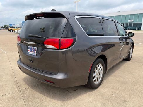 Used 2023 Chrysler Voyager LX FWD image 5