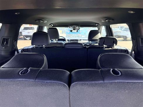 Used 2024 Jeep Grand Cherokee L Laredo image 10