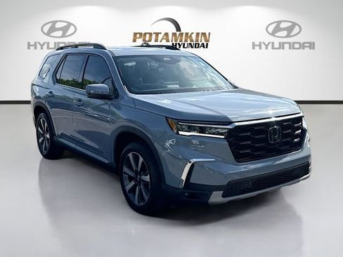 Used 2024 Honda Pilot Touring image 3
