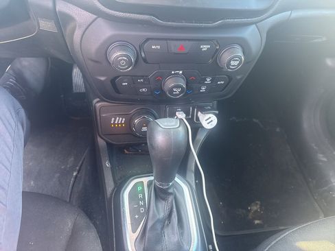 Used 2018 Jeep Renegade Latitude image 9