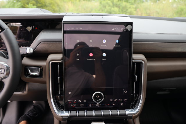 New 2026 GMC Yukon Denali Ultimate w/ LPO, Floor Liner Package AWD/4WD image 21