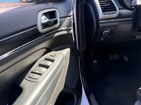 Used 2021 Jeep Grand Cherokee Limited image 23