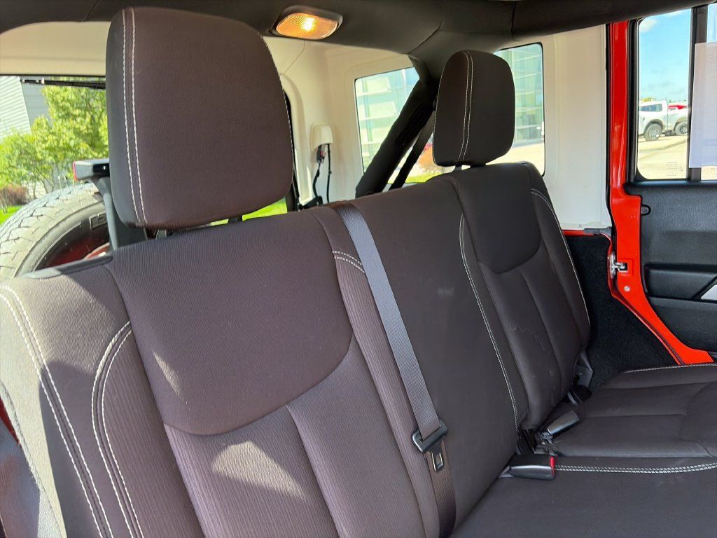 Used 2015 Jeep Wrangler Unlimited Sahara w/ Connectivity Group AWD/4WD image 33