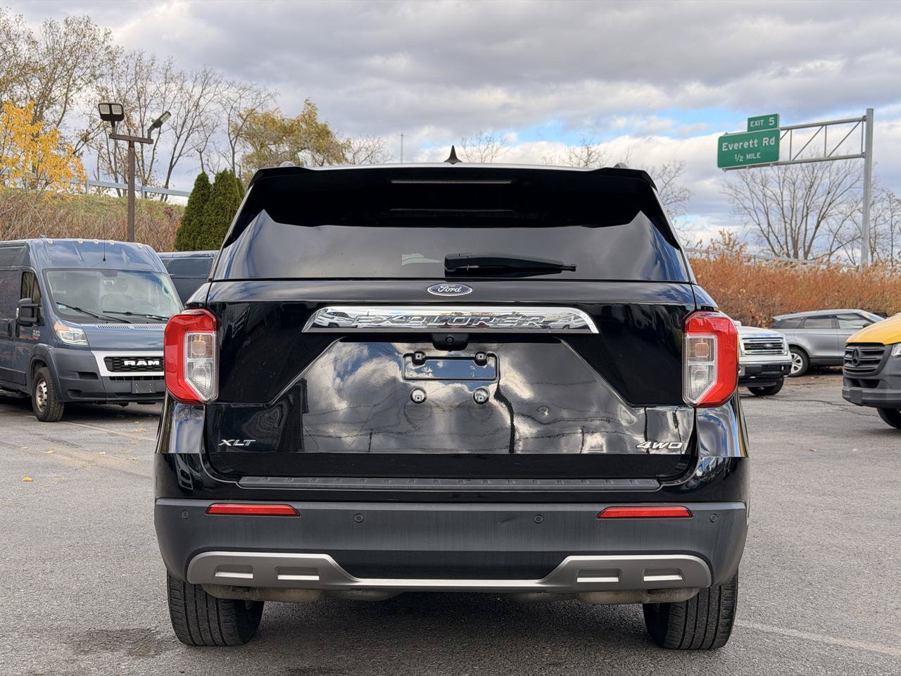 Used 2022 Ford Explorer XLT w/ Equipment Group 202A AWD/4WD image 4