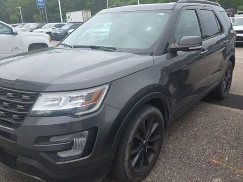 Used 2017 Ford Explorer XLT w/ Equipment Group 202A AWD/4WD image 1