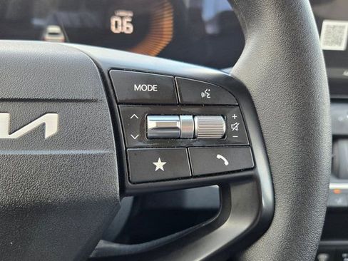 Used 2025 Kia K4 LXS image 21