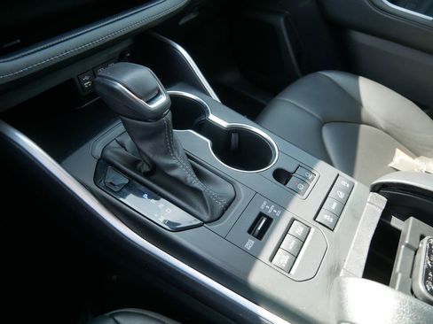 Used 2022 Toyota Highlander XLE image 20