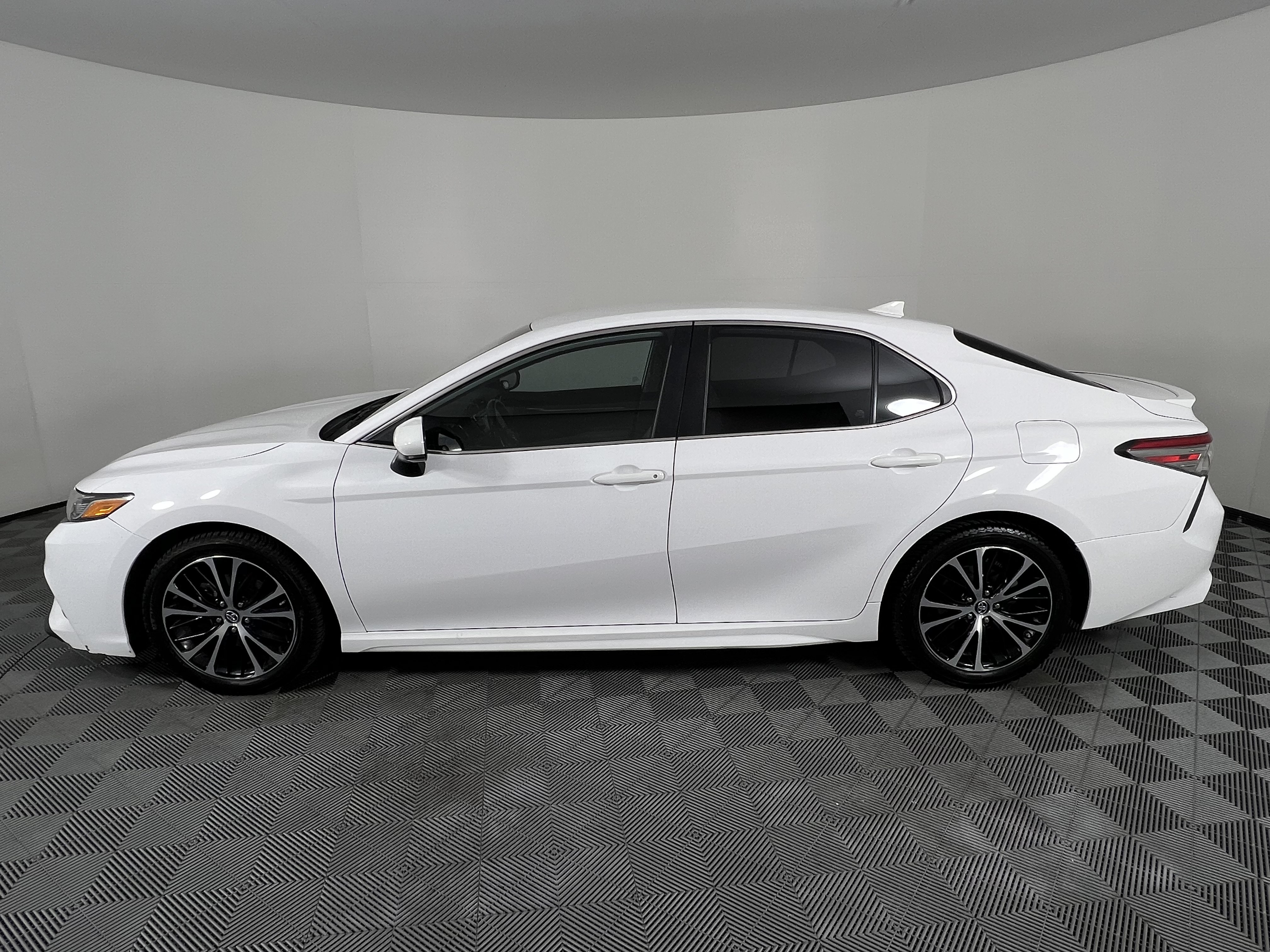 Used 2019 Toyota Camry SE FWD image 9