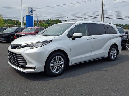 Used 2023 Toyota Sienna Limited AWD/4WD image 3