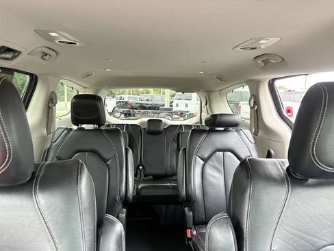Used 2022 Chrysler Pacifica Touring-L FWD image 27