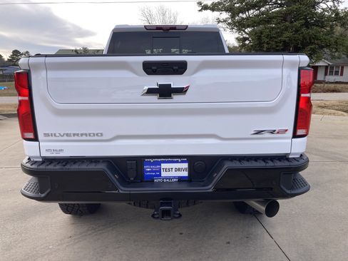 Used 2025 Chevrolet Silverado 2500 ZR2 w/ Technology Package image 13