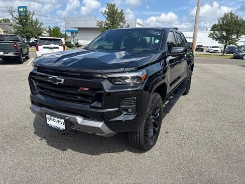 Used 2025 Chevrolet Colorado Z71 w/ Midnight Edition AWD/4WD image 2