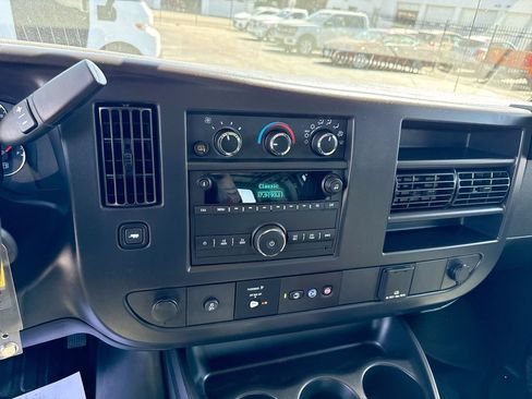 Used 2025 GMC Savana 2500 RWD image 15