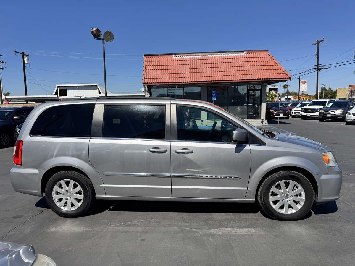 Used 2016 Chrysler Town & Country Touring FWD image 7