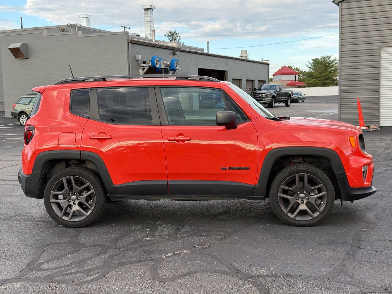 Used 2021 Jeep Renegade Latitude w/ Luxury Group II AWD/4WD image 3