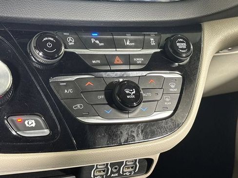 Used 2023 Chrysler Pacifica Touring-L FWD image 26