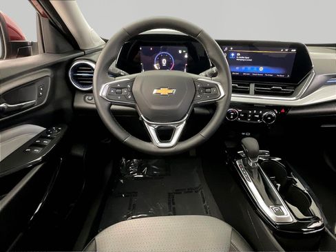 Used 2025 Chevrolet Trax LT w/ Driver Confidence Package FWD image 8