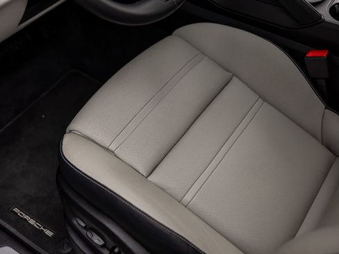 Certified 2025 Porsche Cayenne AWD/4WD image 29