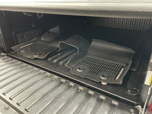 Certified 2018 Toyota Tacoma TRD Off-Road image 25