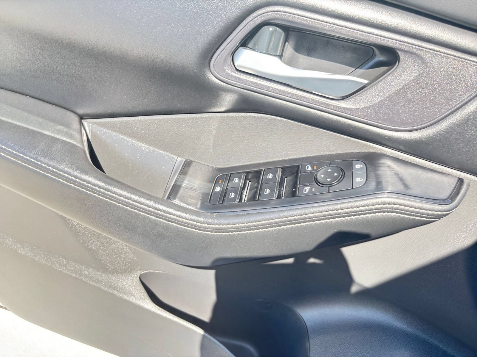 Used 2025 Nissan Rogue SV FWD image 18