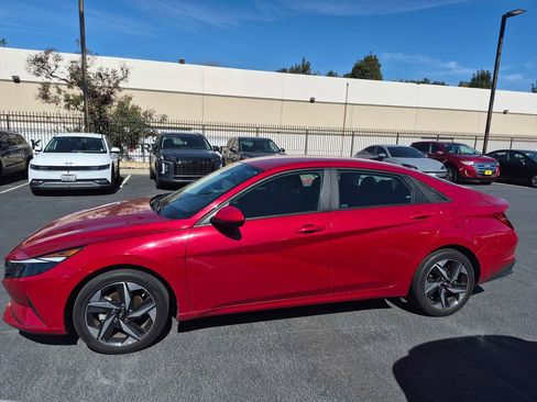 Used 2023 Hyundai Elantra SEL w/ Convenience Package image 4