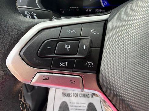 Used 2023 Volkswagen Tiguan SE w/ Panoramic Sunroof Package image 9