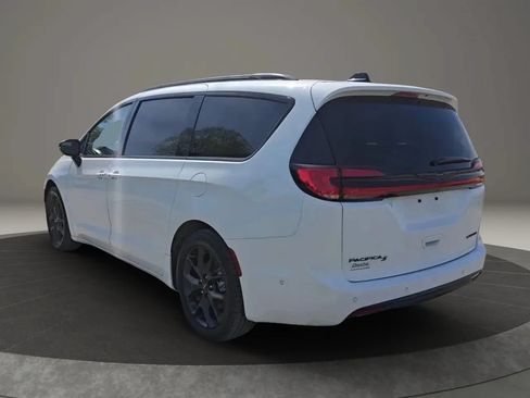 Used 2024 Chrysler Pacifica Limited w/ Uconnect Theater Family Group FWD image 4