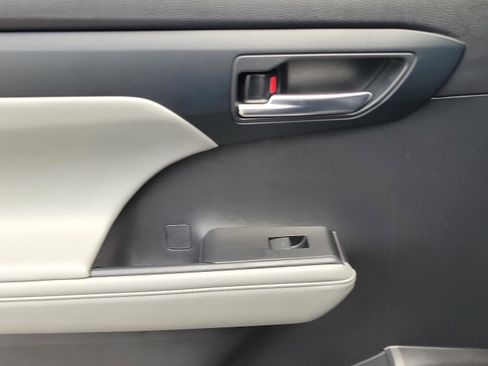 Used 2023 Toyota Highlander L image 5