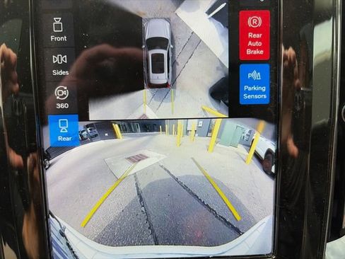 Used 2025 Volvo XC60 B5 Plus AWD/4WD image 9