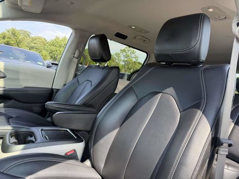 Used 2024 Chrysler Pacifica Touring-L FWD image 15